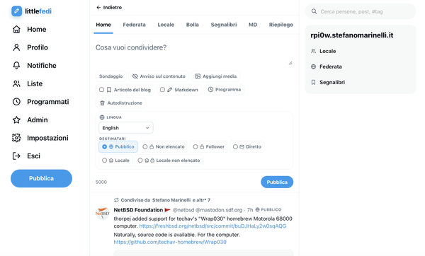 Screenshot of the littleFedi web interface in Italian, showing a three-column social timeline layout with a left navigation sidebar, central post composer and feed, and a right sidebar for search and timeline shortcuts. The clean white-and-blue design, rounded buttons, tabbed timelines, and overall structure strongly recall the classic pre-X Twitter web interface.