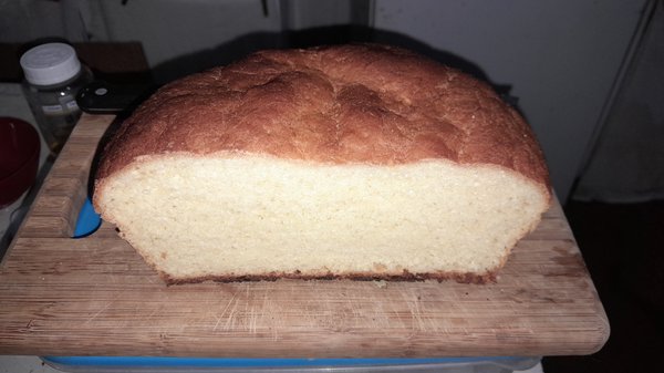 Pão de mandioca e milho cortado para mostrar o miolo