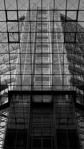 Herangezoomt auf die oberen Stockwerke, oberhalb des verglasten Atriums.