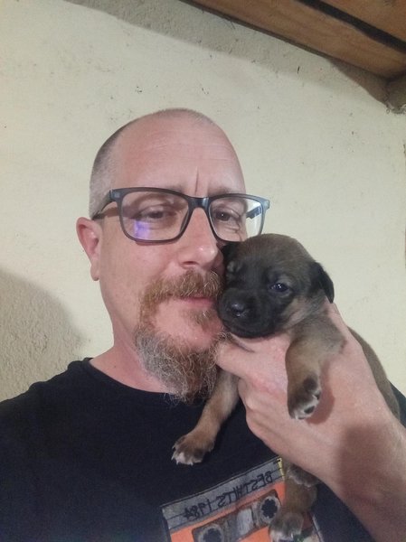Foto con un cachorro de 10 días